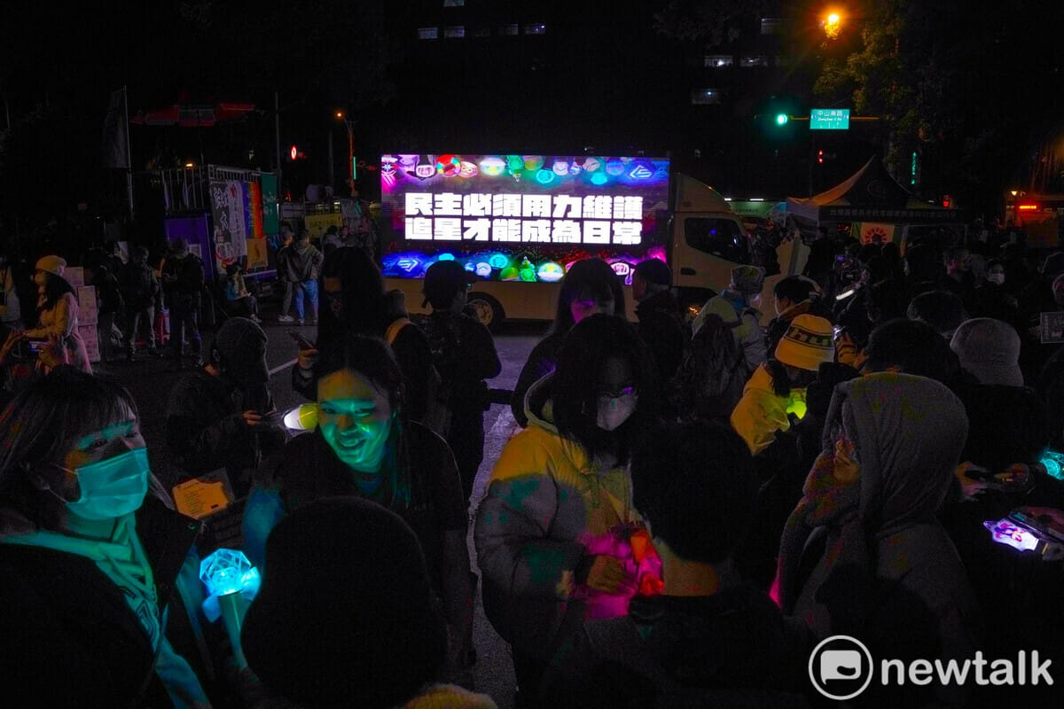 追星民主戰車秀出『民主必須用力維護 追星才能成為日常』和追星人的手燈相互輝映。 圖：張良一/攝