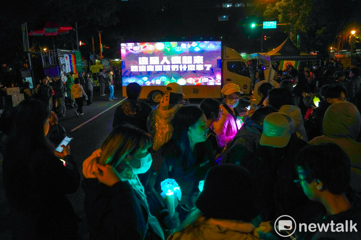 追星民主戰車秀出『追星人你來了 就沒有賣國賊的事了。』和追星人的手燈相互輝映。 圖：張良一/攝