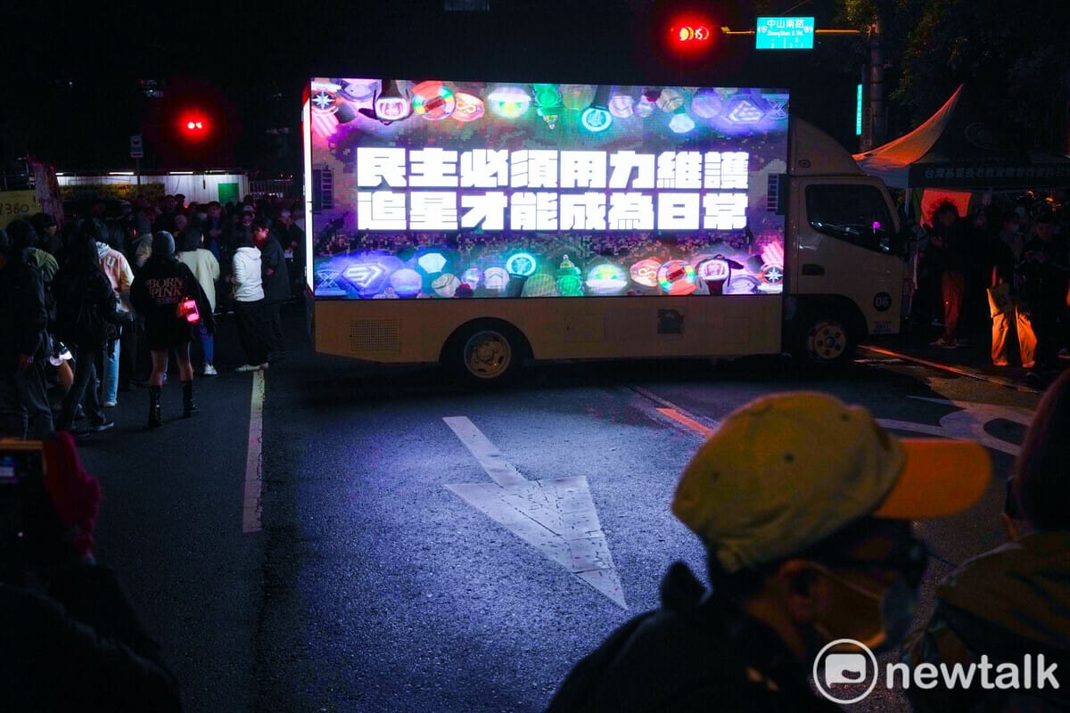 追星民主戰車秀出『民主必須用力維護 追星才能成為日常』。 圖：張良一/攝