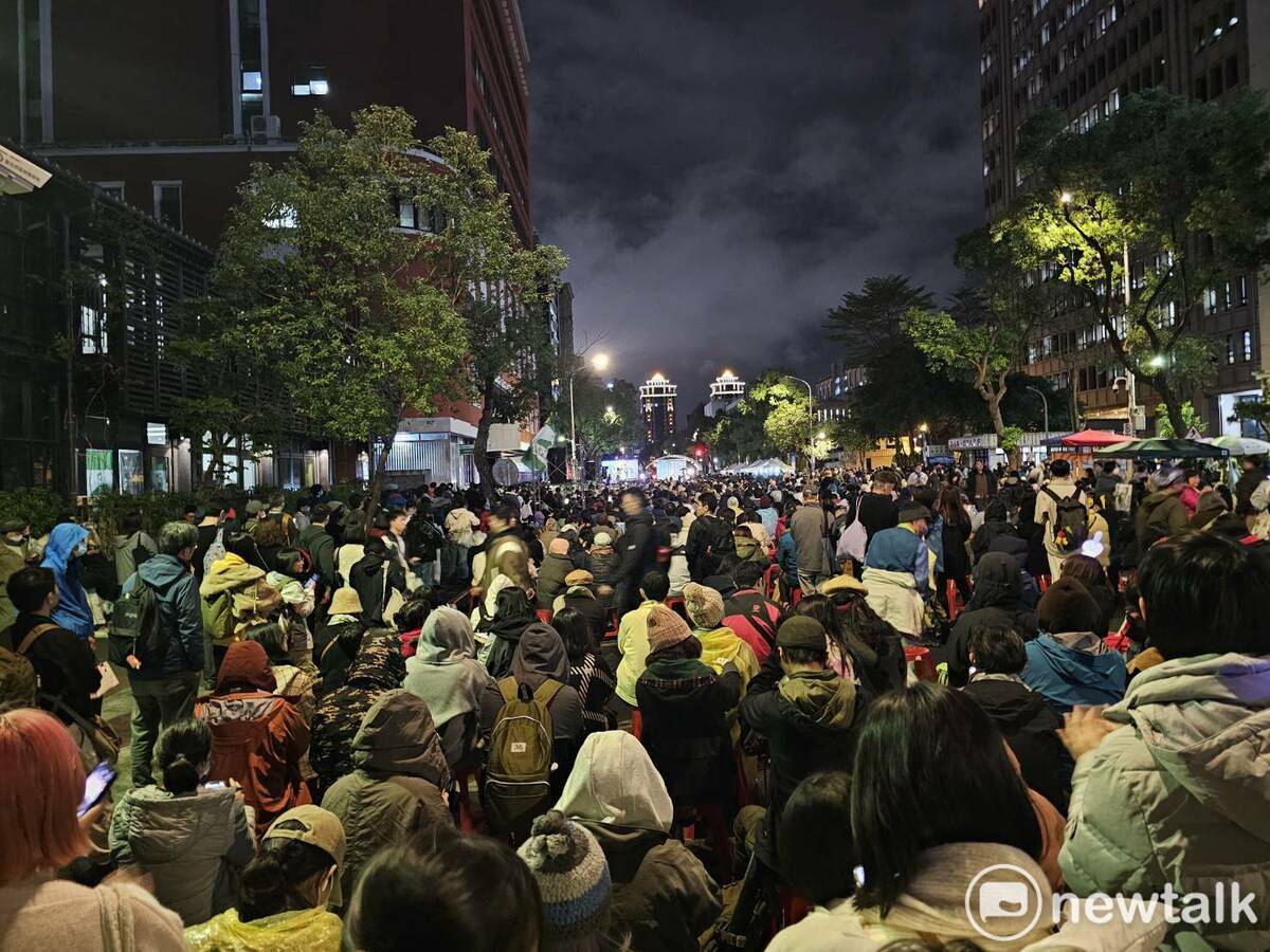 立法院旁濟南路抗議現場，越晚人潮越多。 圖：林昀真/攝