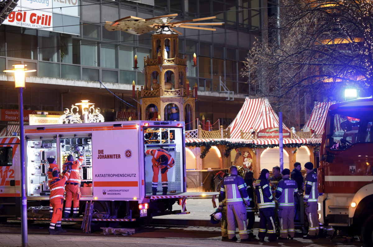 德國一輛汽車衝撞耶誕市集造成2死，至少60人傷，警方隨後逮捕一名嫌疑人。 圖片來源/路透社