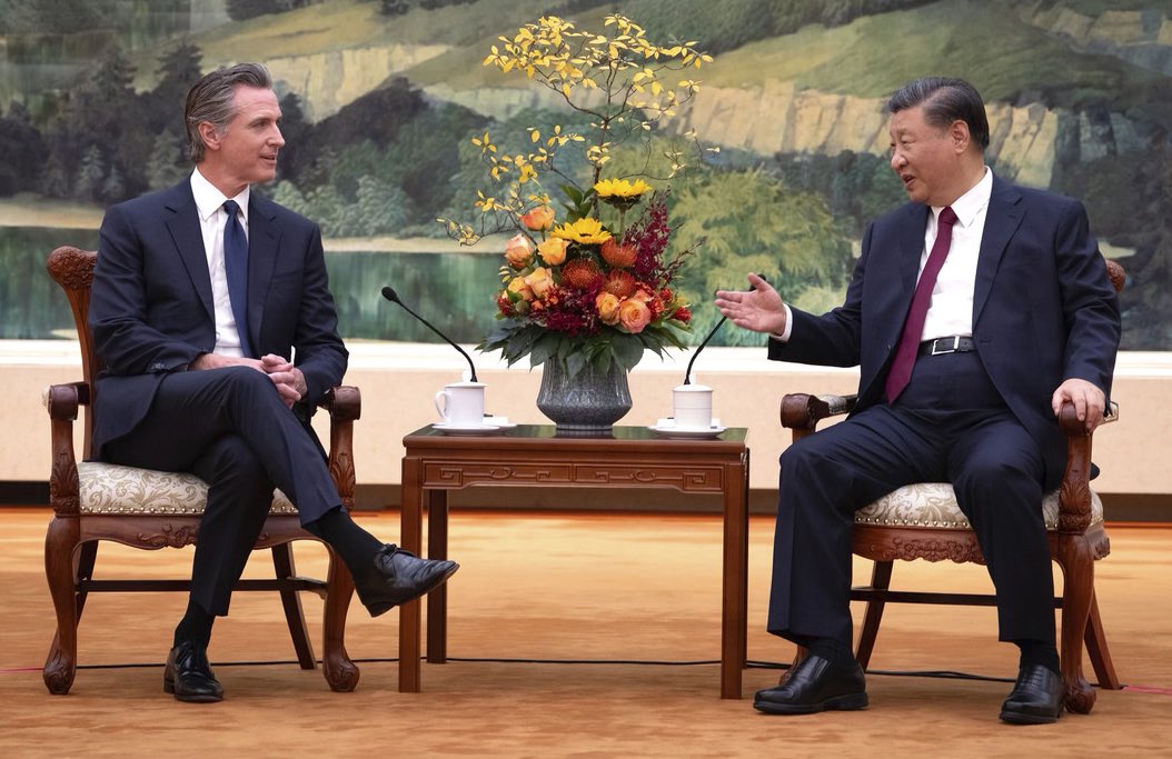 加州民主黨州長紐森（Gavin Newsom）於2023年訪問北京，會見中國國家主席習近平。 圖：截取自「x」@MikeSington