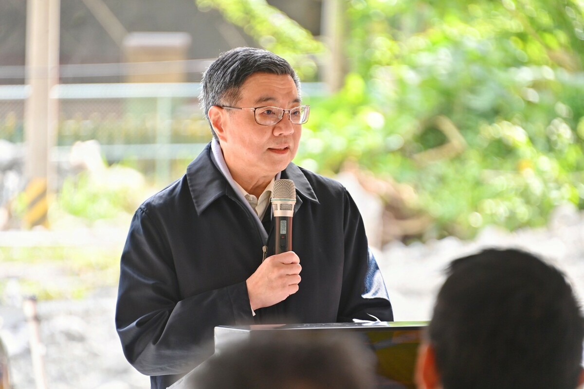 行政院長卓榮泰赴花蓮，視察台鐵西小清水溪橋緊急復原工程。 圖：行政院／提供