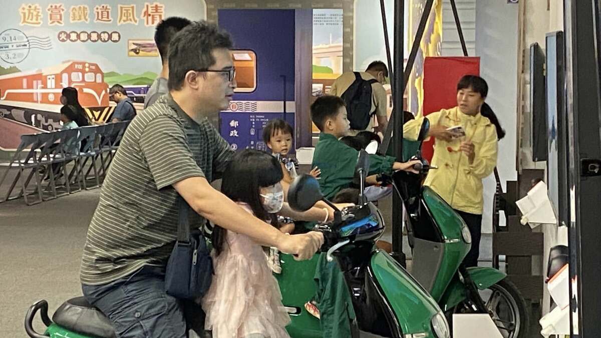 大人小孩一起玩互動遊戲，場面溫馨，發揮社會教育功能。
