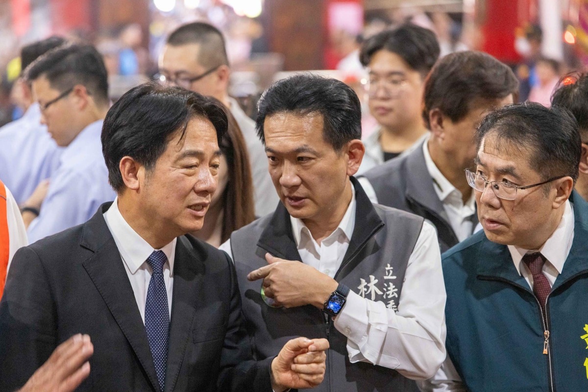 民進黨立委林俊憲（中）。 圖：翻攝自林俊憲臉書