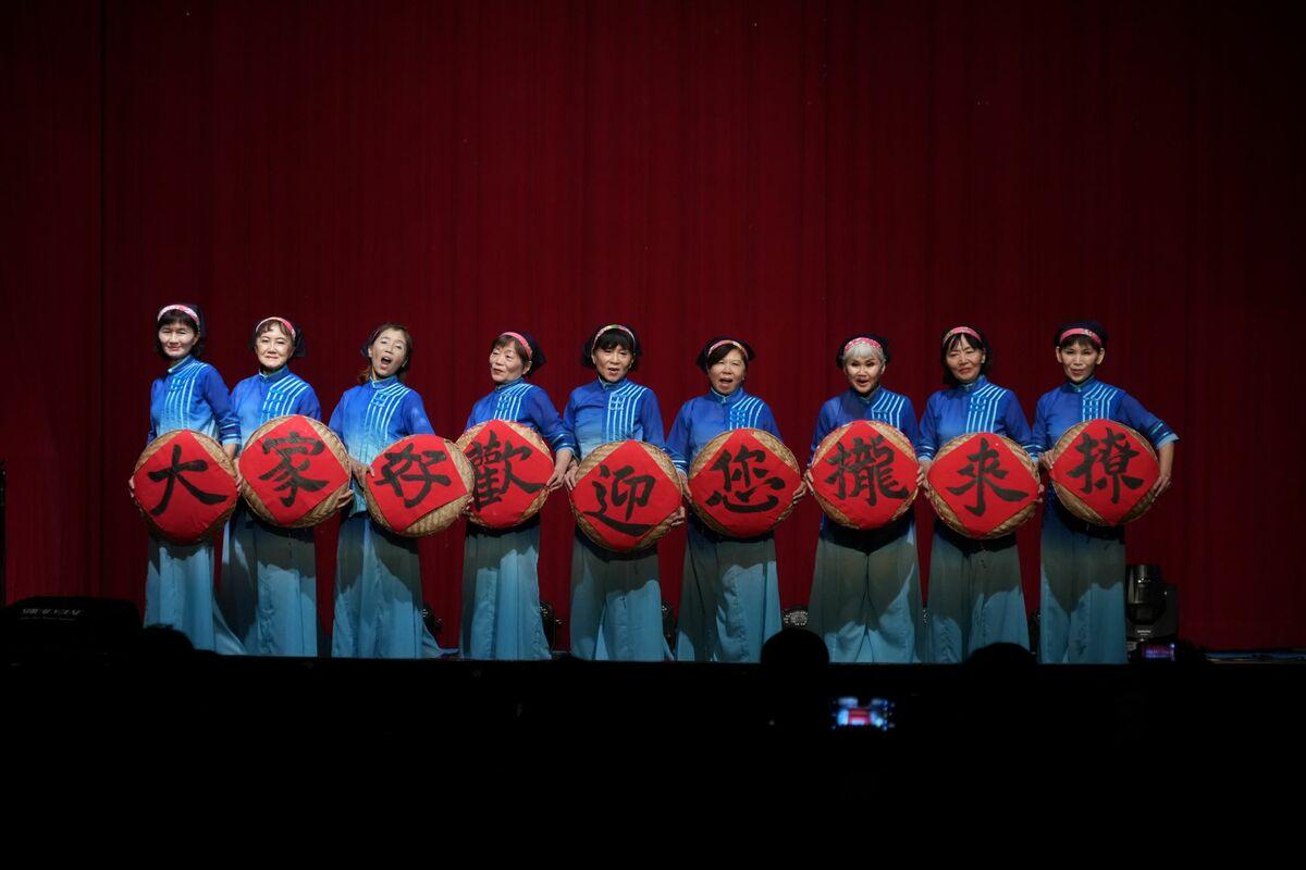 高雄市歡樂客家成長團表演「採茶歌謠慶豐收團圓」舞蹈。 圖：高雄市立空大提供