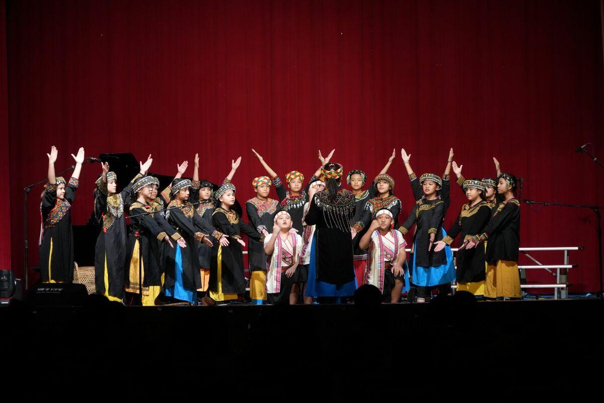 桃源國小合唱團演唱「布農歌謠組曲」。 圖：高雄市立空大提供