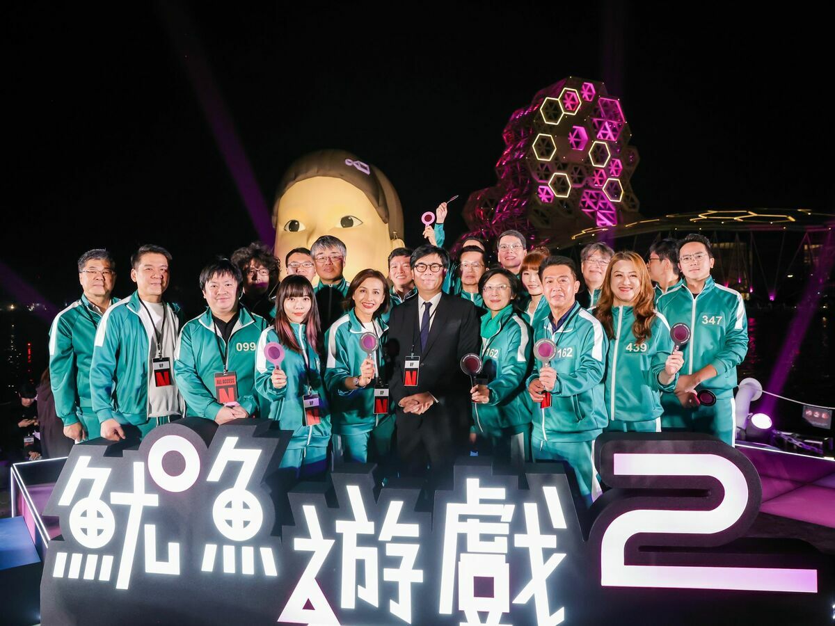 陳其邁(中)化身劇中「招募員」出席記者會，市府團隊與立委共襄盛舉。 圖：高雄市政府提供