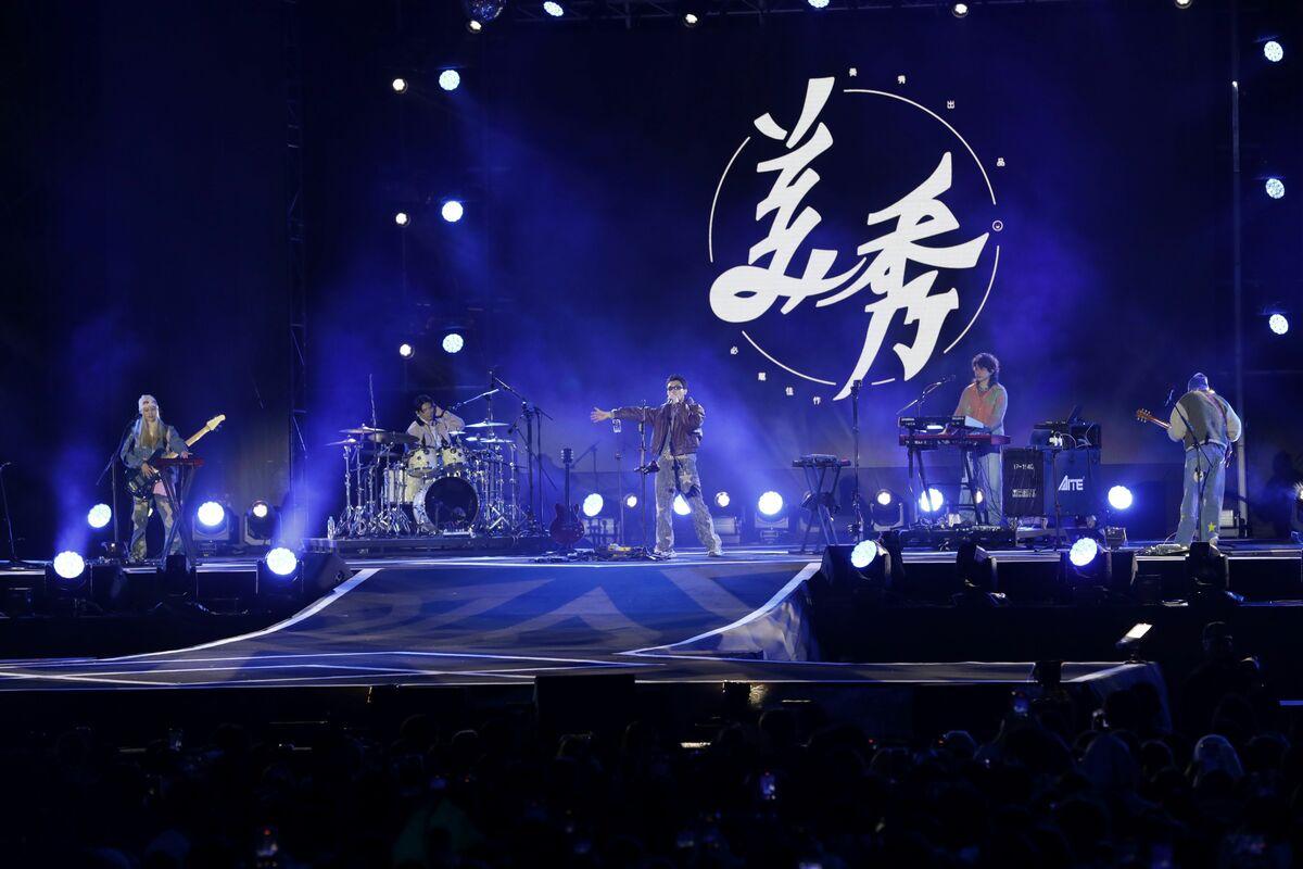 2025臺南耶誕跨年系列活動首場大型演唱會今日重磅登場，表演精采絕倫、高潮迭起，台下13萬人熱力搖滾，熱情沸騰來到最高點。 圖：台南市政提供