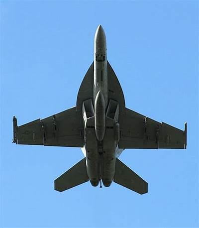 美國一架F/A-18大黃蜂戰鬥機於22日在紅海上空遭誤擊。 圖：截自「x」@WarOfTheWeek