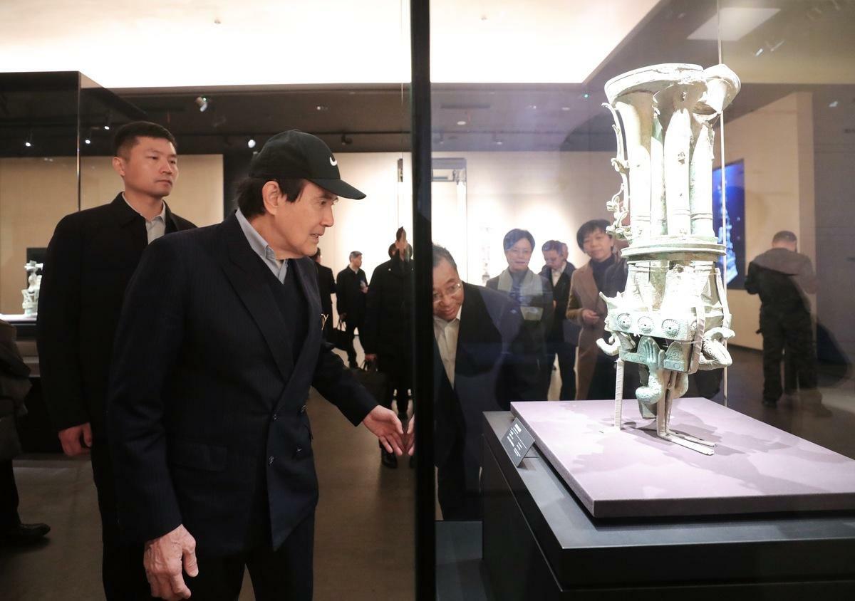 馬英九參觀三星堆博物館，對於三千年前文物能如此精美保存下來，讓他相當感動。 圖：馬英九基金會/提供
