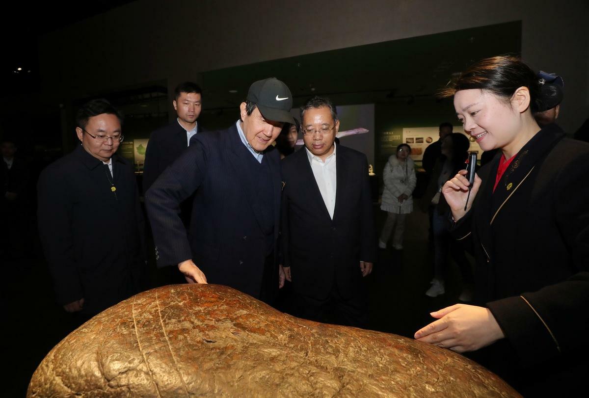 馬英九表示，三千多年前的文物能保存下來，又這麼精美，讓他相當感動。 圖：馬英九基金會/提供