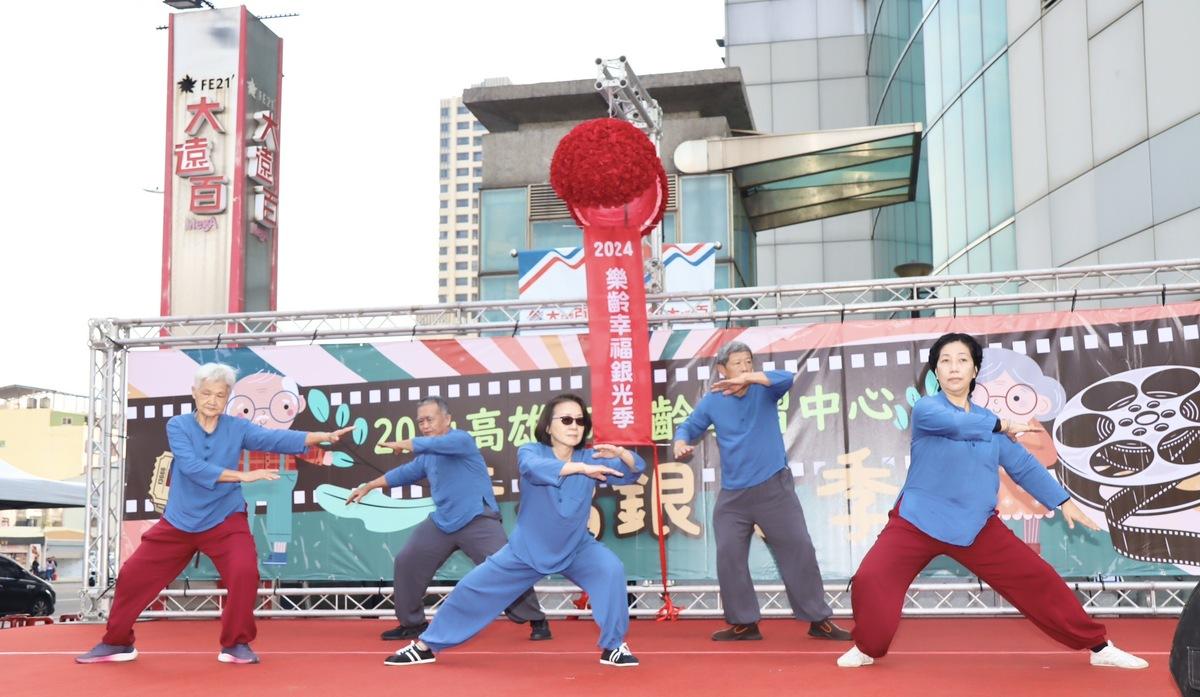 樂齡中心學員們帶來特色演出。 圖：高雄市教育局提供