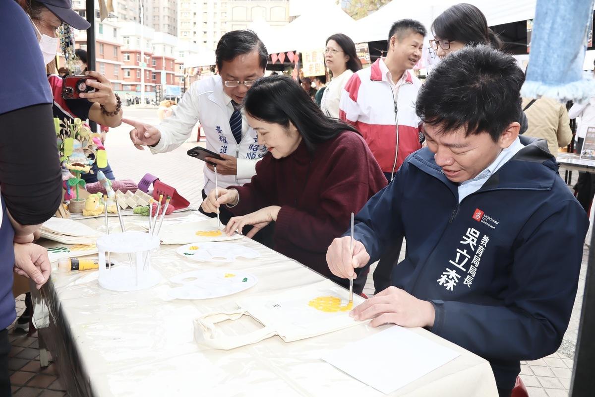 吳立森(右一)體驗樂齡課程活動。 圖：高雄市教育局提供