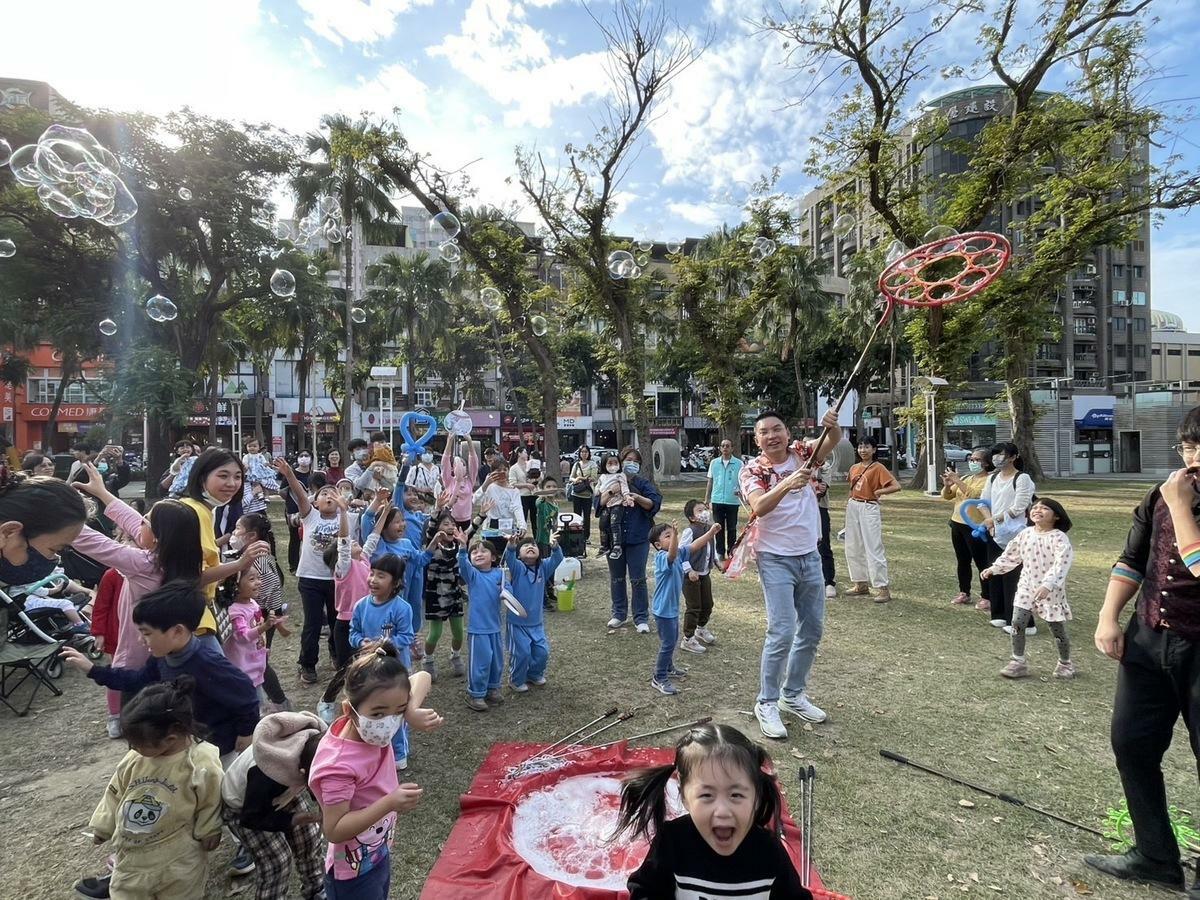 毛小孩聖誕Party現場大小朋友同樂。 圖：民進黨高雄市黨部提供