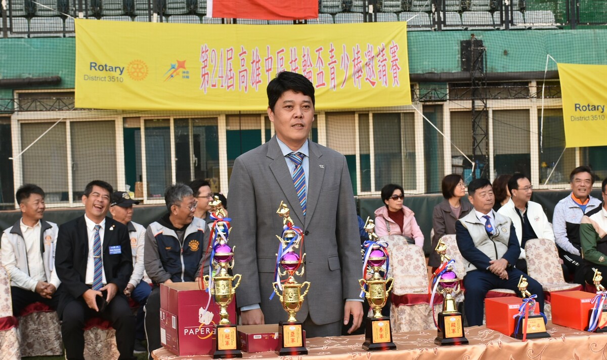 高雄中區扶輪社社長柯仁得主持第24屆高雄中區扶輪區青少棒16強邀請賽開幕典禮。 圖：孫家銘攝