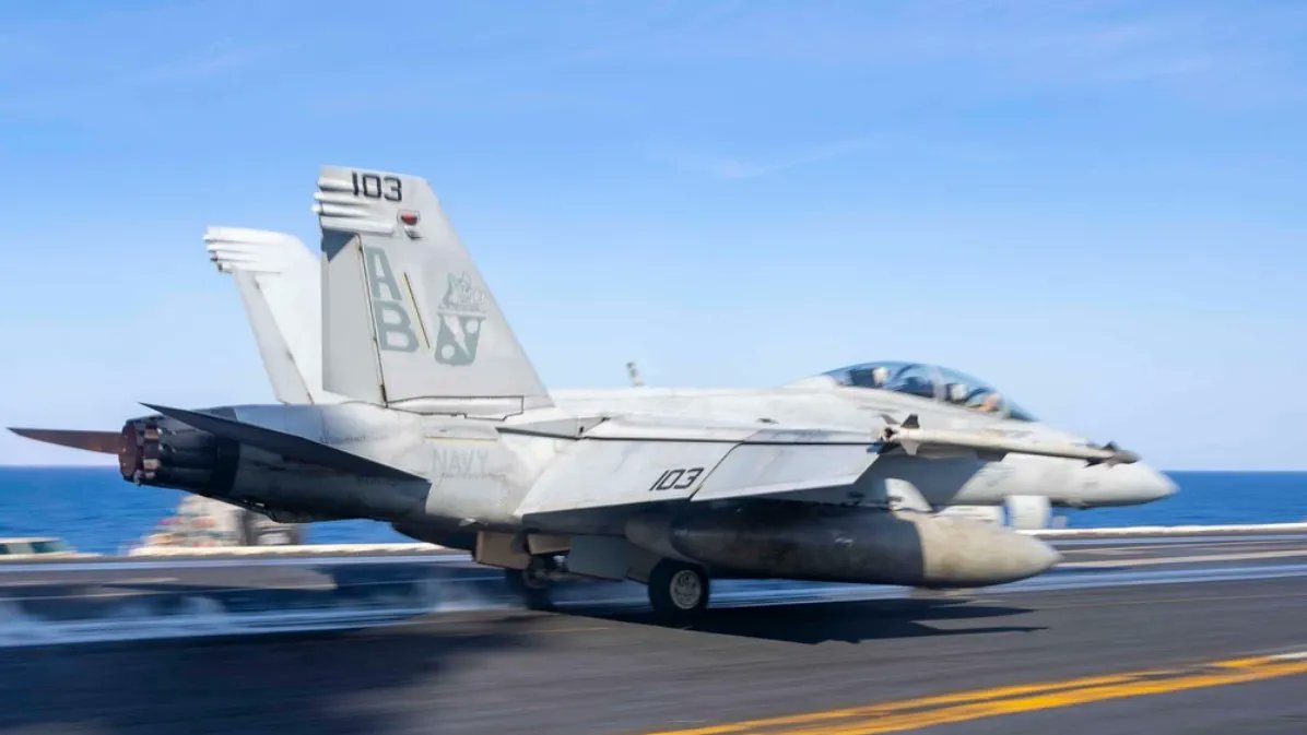 美軍F/A-18大黃蜂戰鬥機接連在紅海落海。 圖：截自「 x 」@viper202020
