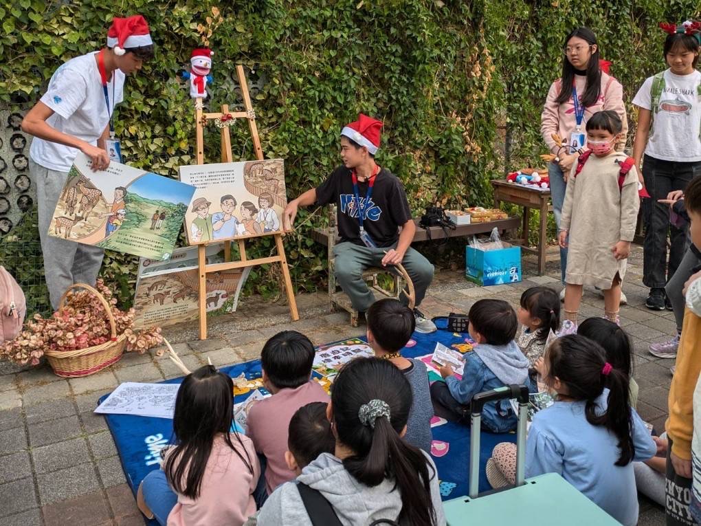 美國學校學生分享「踏學尋梅～鹿遊記」繪本故事。 圖：高雄市觀光局提供
