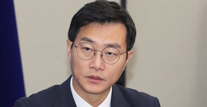 韓國最大在野黨共同民主黨議員張慶泰於今 ( 23 ) 表示，有目擊者稱，在總統尹錫悅於本月 3 日宣布實施「緊急戒嚴」當天，曾見到總統夫人金建希不應知曉與國家安全相關的緊急戒嚴信息，卻在戒嚴宣布前匆忙返回官邸，可能另有原因。 圖: 擷自X帳號 @OhmyNews_Korea