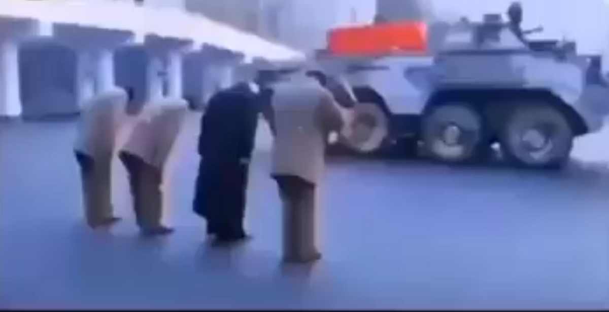 北韓派兵援助俄軍，但身為北韓軍總指揮的金英福上將在戰場陣亡，屍體被運回國舉行國葬。 圖：翻攝自德潤傳媒 X 帳號