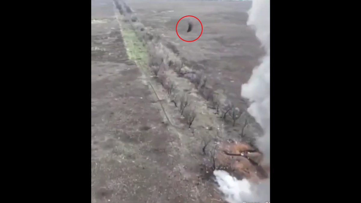 一名俄羅斯海軍陸戰隊員在強大爆炸力的衝擊下被炸飛至空中，堪稱對「空降」這個詞彙呈現的完美詮釋。 圖:翻攝自影片