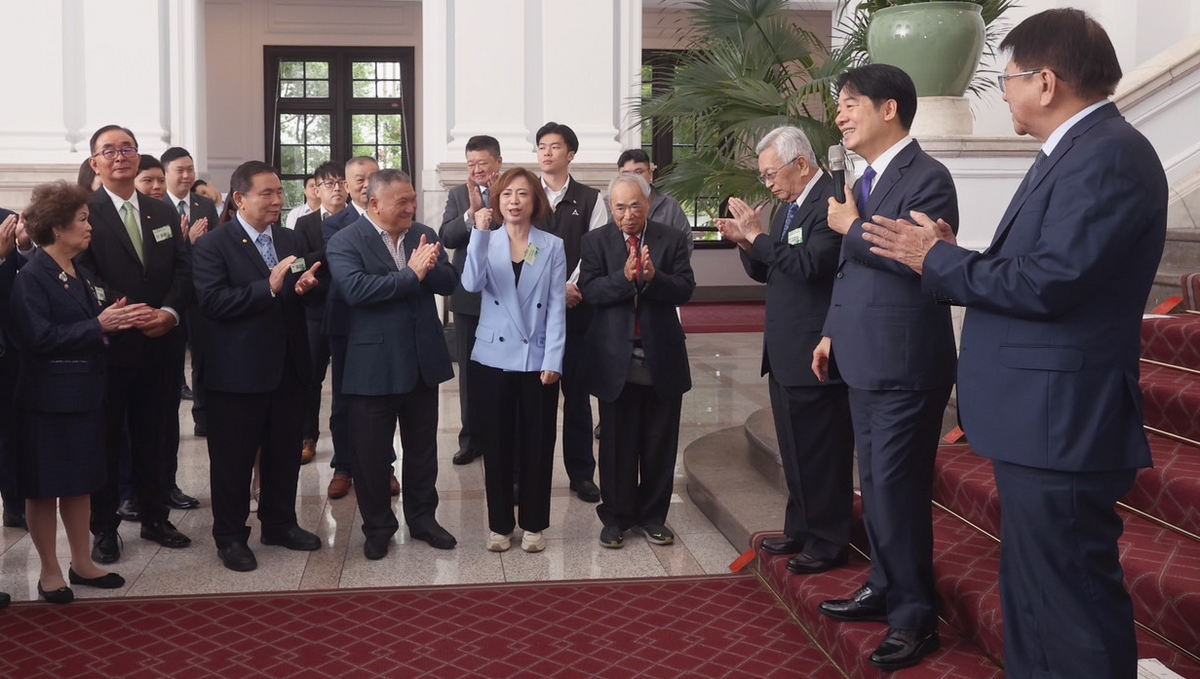 被問到2026年台中市長人選何時決定，賴清德總統說「何欣純很優秀」，在場者紛紛鼓掌，何欣純也握拳回應大家的鼓勵。  圖：讀者提供