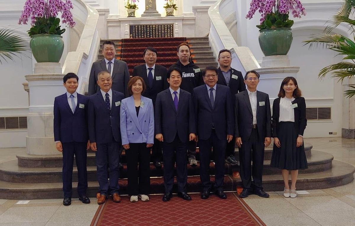 民進黨台中市黨部幹到總統府參訪，何欣純前往會合，並且與賴清德總統合影留念。 圖：讀者提供