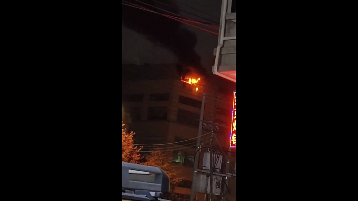 浙江省永康市的中希科技公司於當地時間 19 日，因與遭解職員工爆發衝突，遭員工放火。 圖：擷取自 @muyang909 X 分享影片