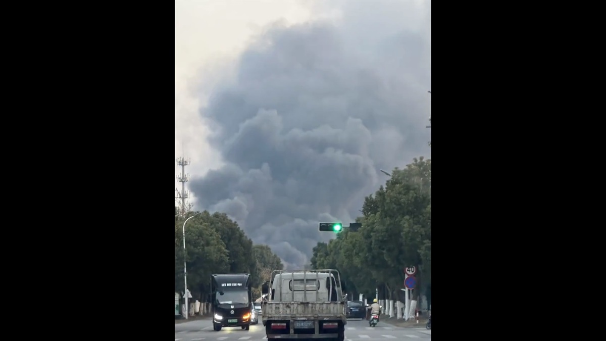 江蘇省太倉市的一座工廠因與被欠薪的員工爆發勞資糾紛，遭員工放火。 圖：擷取自 @DXDWX999 X 分享影片
