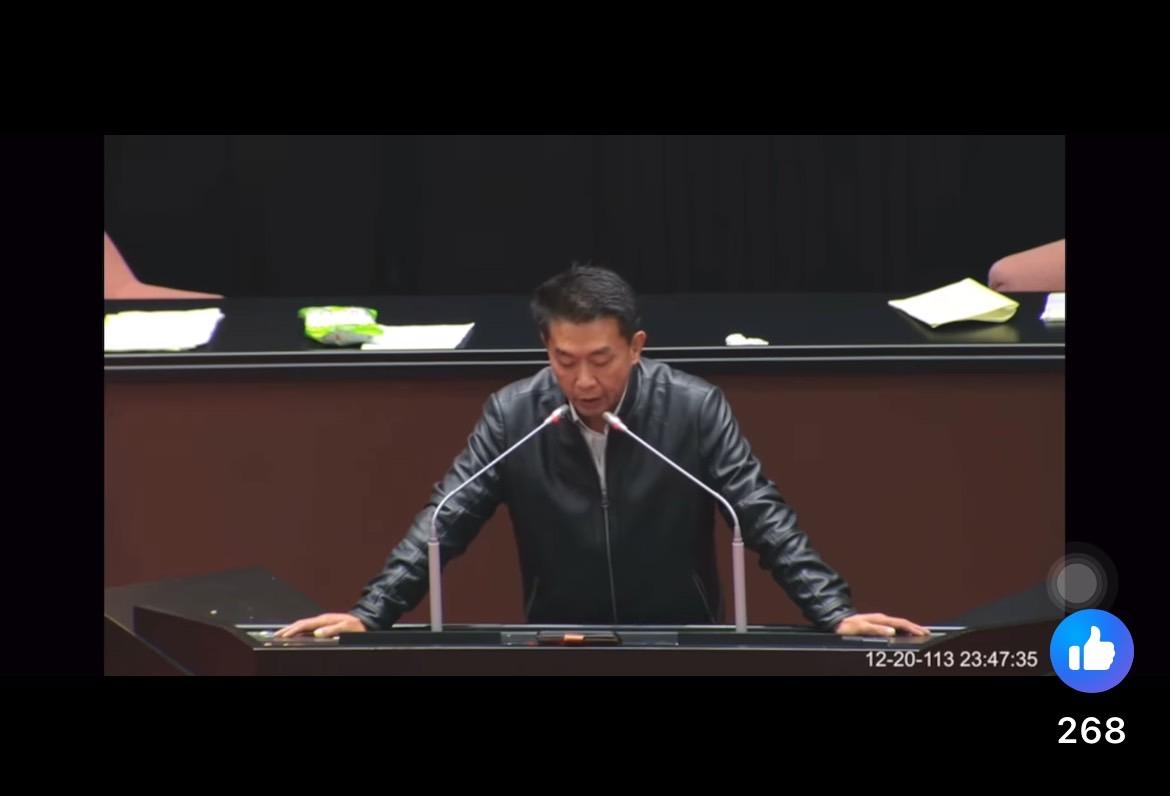民進黨立委許智傑貼出照片佐證，財劃法表決後發言是23：47，他全程在場。 圖：立法委員許智傑辦公室提供