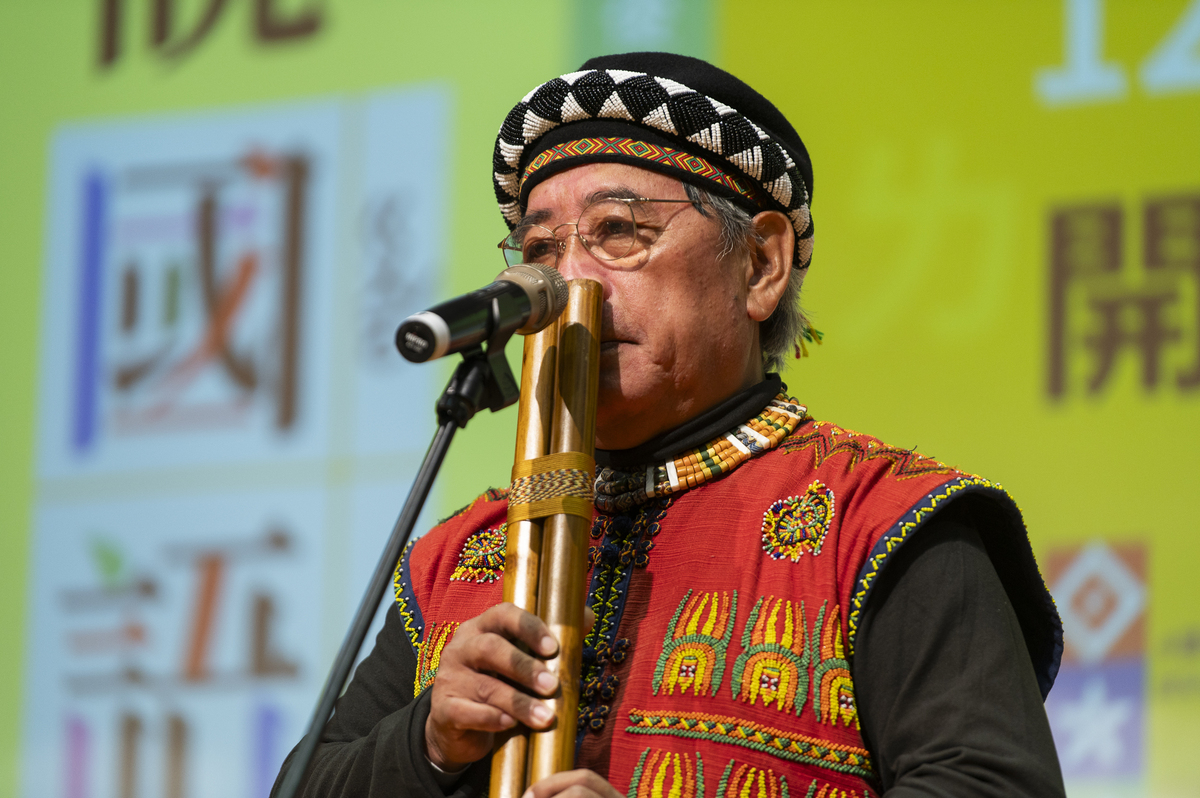丹耐夫．正若分享他在成長過程中所經歷的國語運動，以及他找回母語的歷程，並以鼻笛演奏帶來祝福，期望大家能憶起自己的母語文化，為傳統注入活水泉源。 圖：國家人權博物館提供