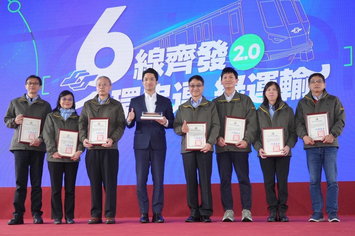 蔣萬安（中）表示，財劃法修法是讓統籌大餅做大，讓六都以外的縣市都得到實質挹注。 圖：台北市政府/提供