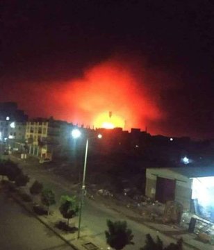 美國與英國的連軍於當地時間 22 日晚間，對胡塞武裝組織的導彈倉庫與訊息指揮中心發起空襲，被攻擊的據點燃起熊熊火光。 圖 : 翻攝自X