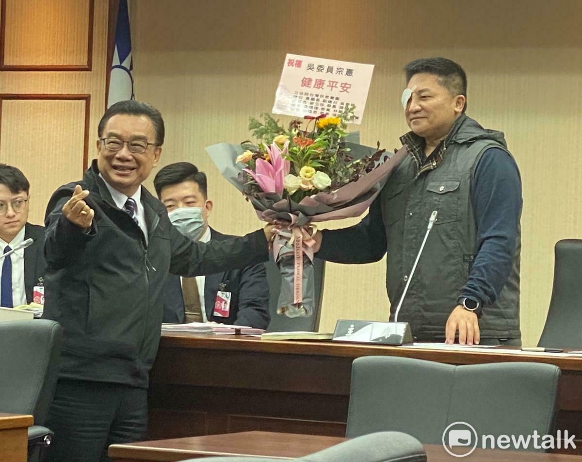 國民黨立委吳宗憲眼睛受傷，民眾黨立委林國成送花安慰。 圖：林朝億/攝