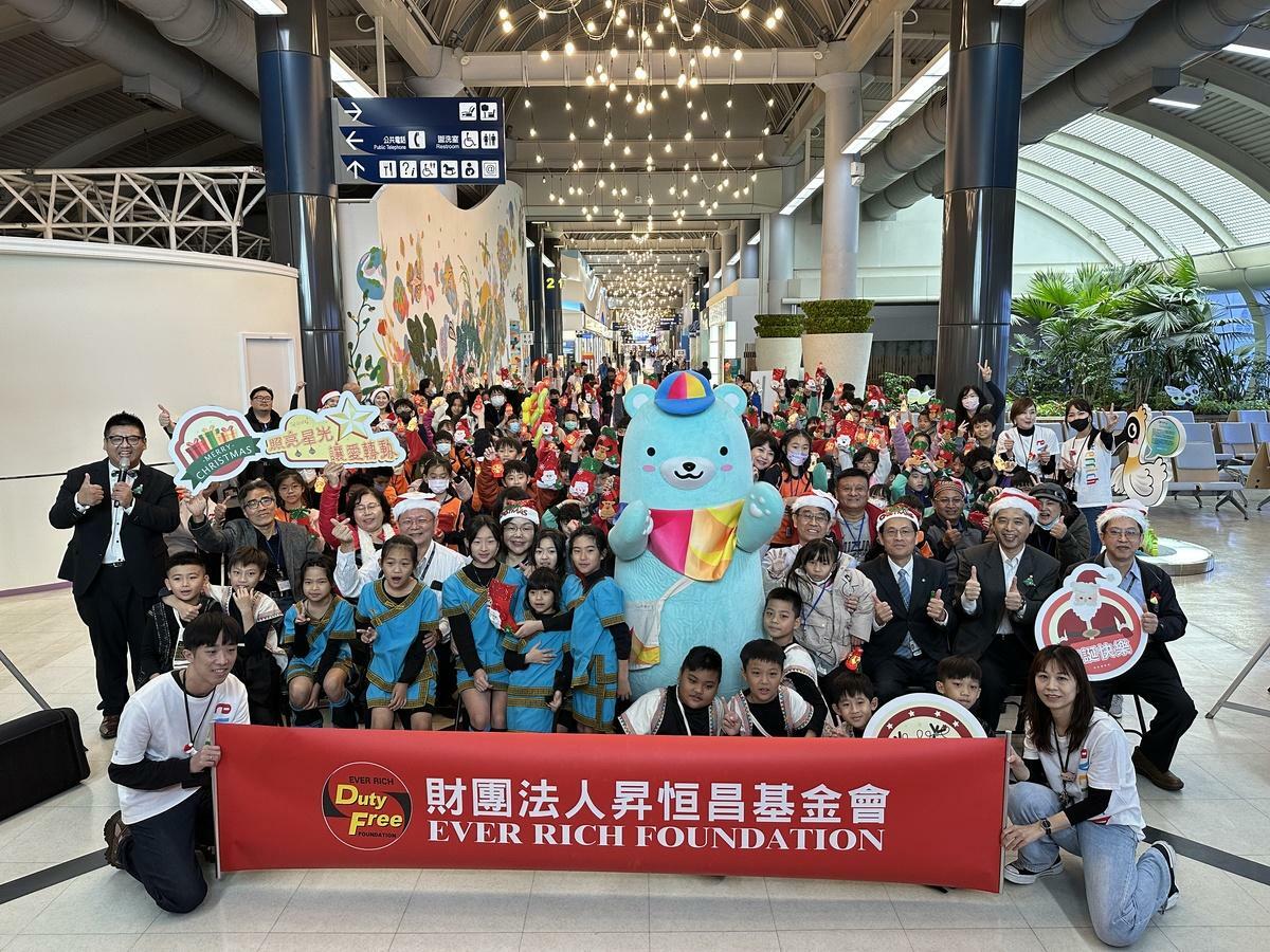 昇恒昌基金會在高雄國際航空站頒獎助學金送暖弱勢學童。 圖：昇恒昌基金會提供