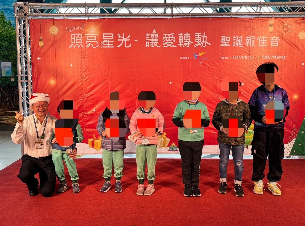 傅耀南(左一)親自到場與受獎學童互動。 圖：昇恒昌基金會提供