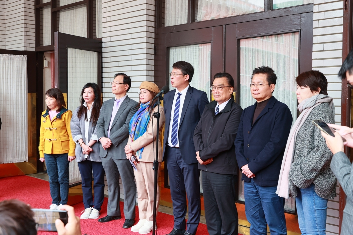 民眾黨團8位立委。 圖：民眾黨團 / 提供