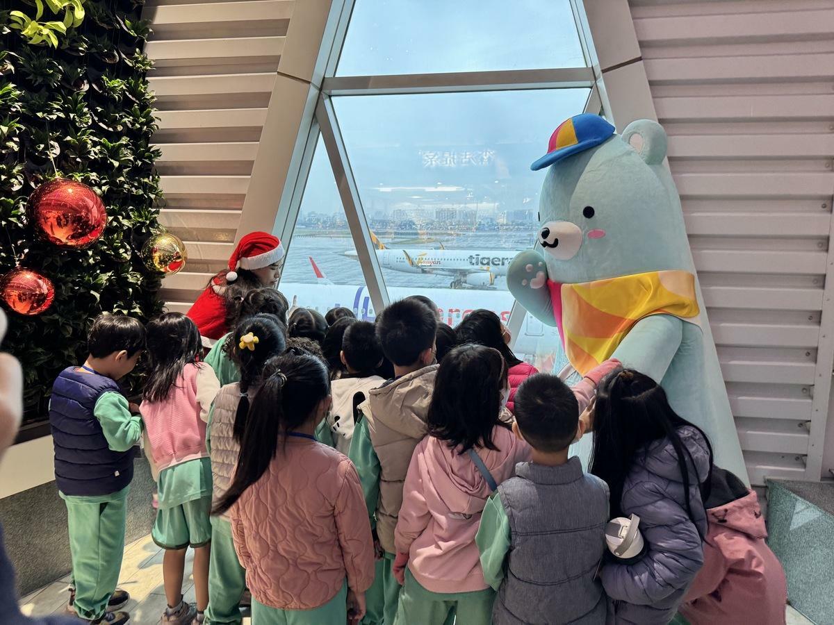 學童進到機場大廳看到大飛機相當興奮。 圖：昇恒昌基金會提供