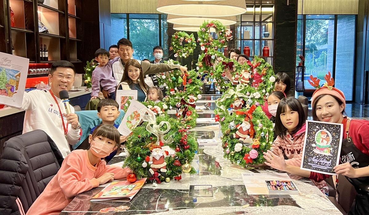 豐邑機構與住戶一同佈置聖誕樹、設計聖誕框為「公設景觀」增添色彩。 圖：豐邑機構/提供