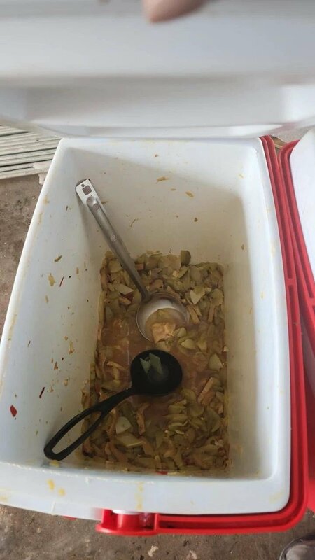 該工廠工地中的中國工人，生活環境與條件極為惡劣，如同奴隸般被奴役。 圖：翻攝自 Inty熱點新聞 X 帳號