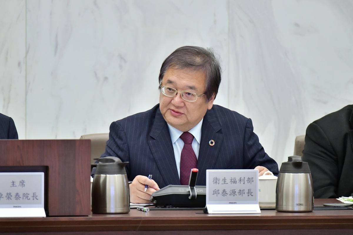 衛生福利部公布2025年(114年)全民健康保險總額，正式核定9286.248億元，較前一年增加484.078億元，成長率達5.5%，創下歷年來最高成長金額。不過，衛福部長邱泰源說，也難以達到立法院通過的主決議。 圖：行政院提供