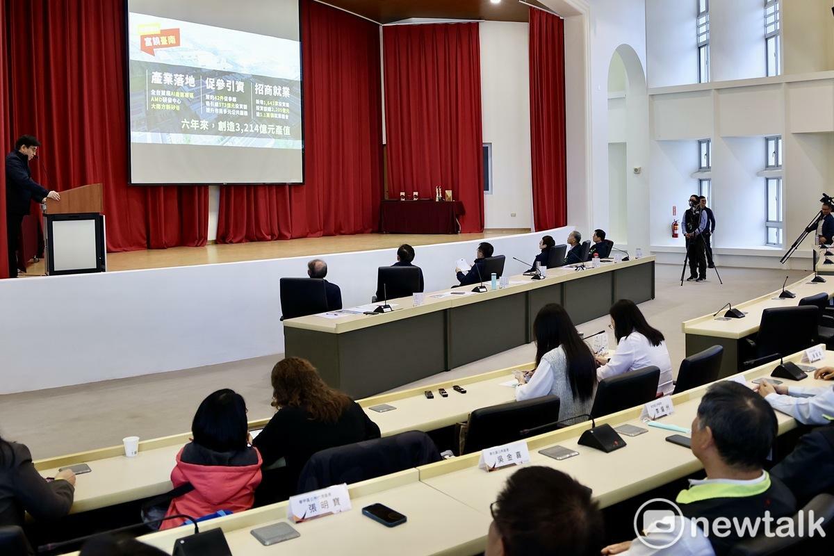 台南市政府今日移師曾文市政願景園區召開市政會議，向市民報告市政推動六週年成果，並首度曝光施政成果影片。台南市長黃偉哲表示，感謝市民與市府攜手，在2024台南400的這一年，共同為這座城市留下許多成就。 圖：台南市政府提供