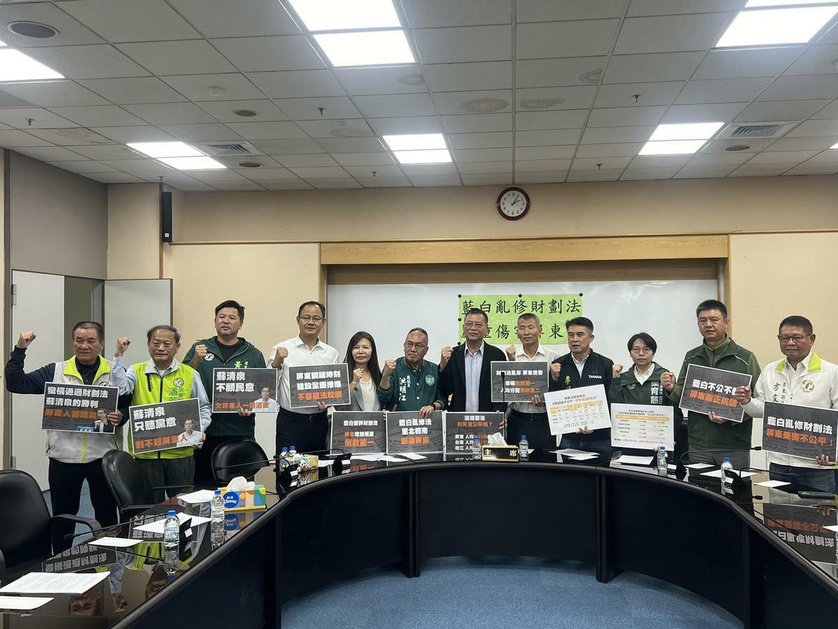 屏東綠營舉行記者會，反對國民黨版本《財劃法》惡法。 圖：民進黨屏東縣黨部提供