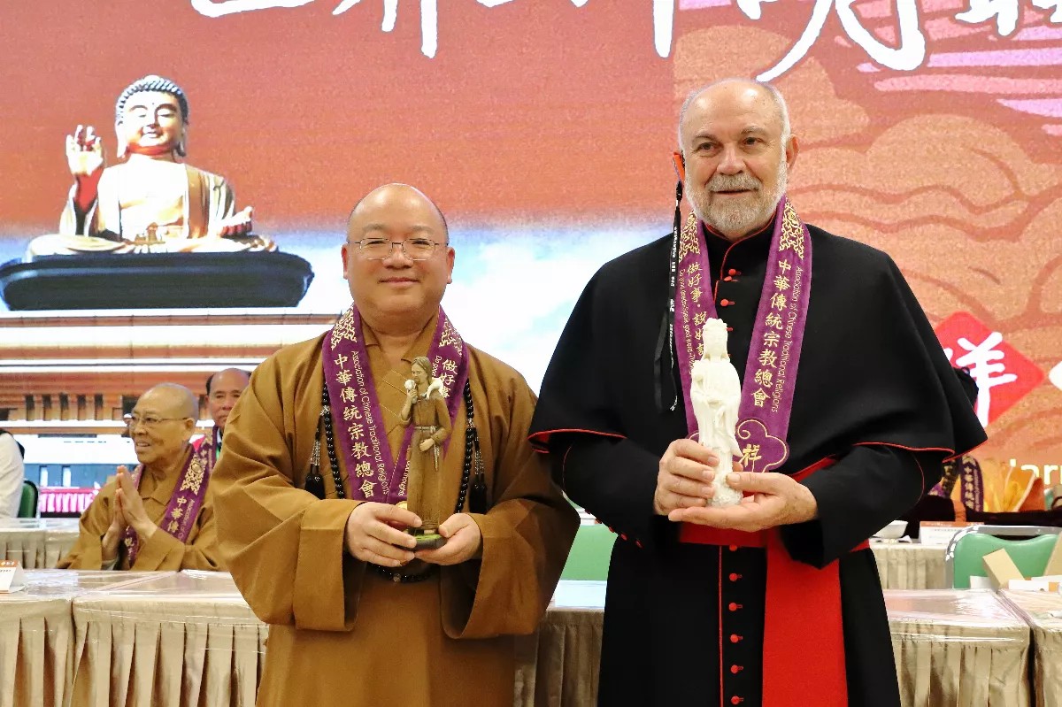 心保和尚(左)、Jose Bizon雙方互贈觀音像及耶穌像。 圖：佛光山提供