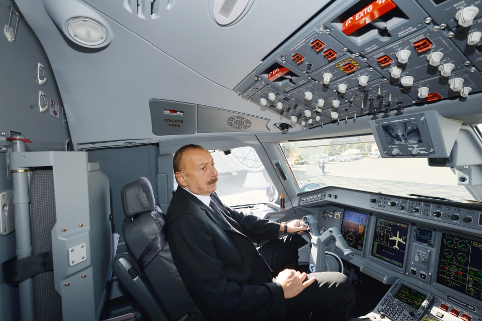 亞塞拜然總統阿利耶夫在該國航空引進Embraer 190客機親自登機巡視 圖：翻攝自亞塞拜然航空官網
