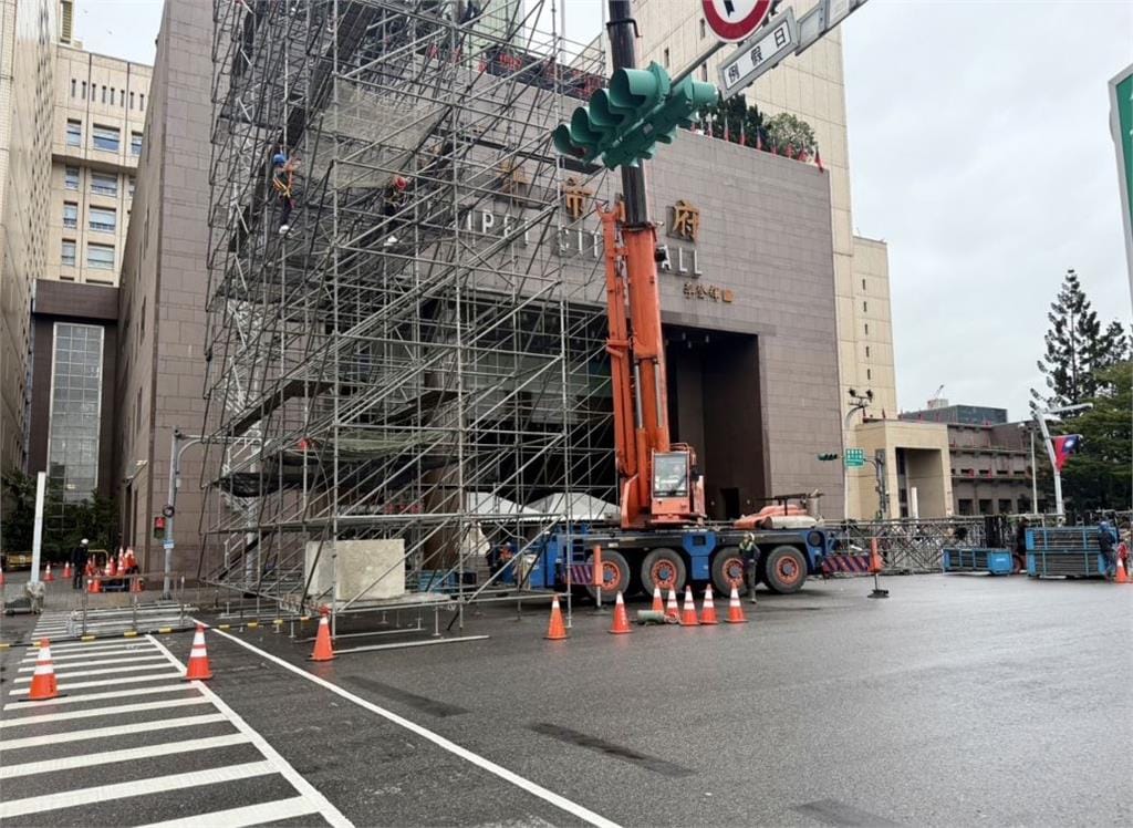 北市府前臨時工搭舞台高墜落亡　陳怡君轟：市府前都不能保障勞安。 圖：陳怡君提供