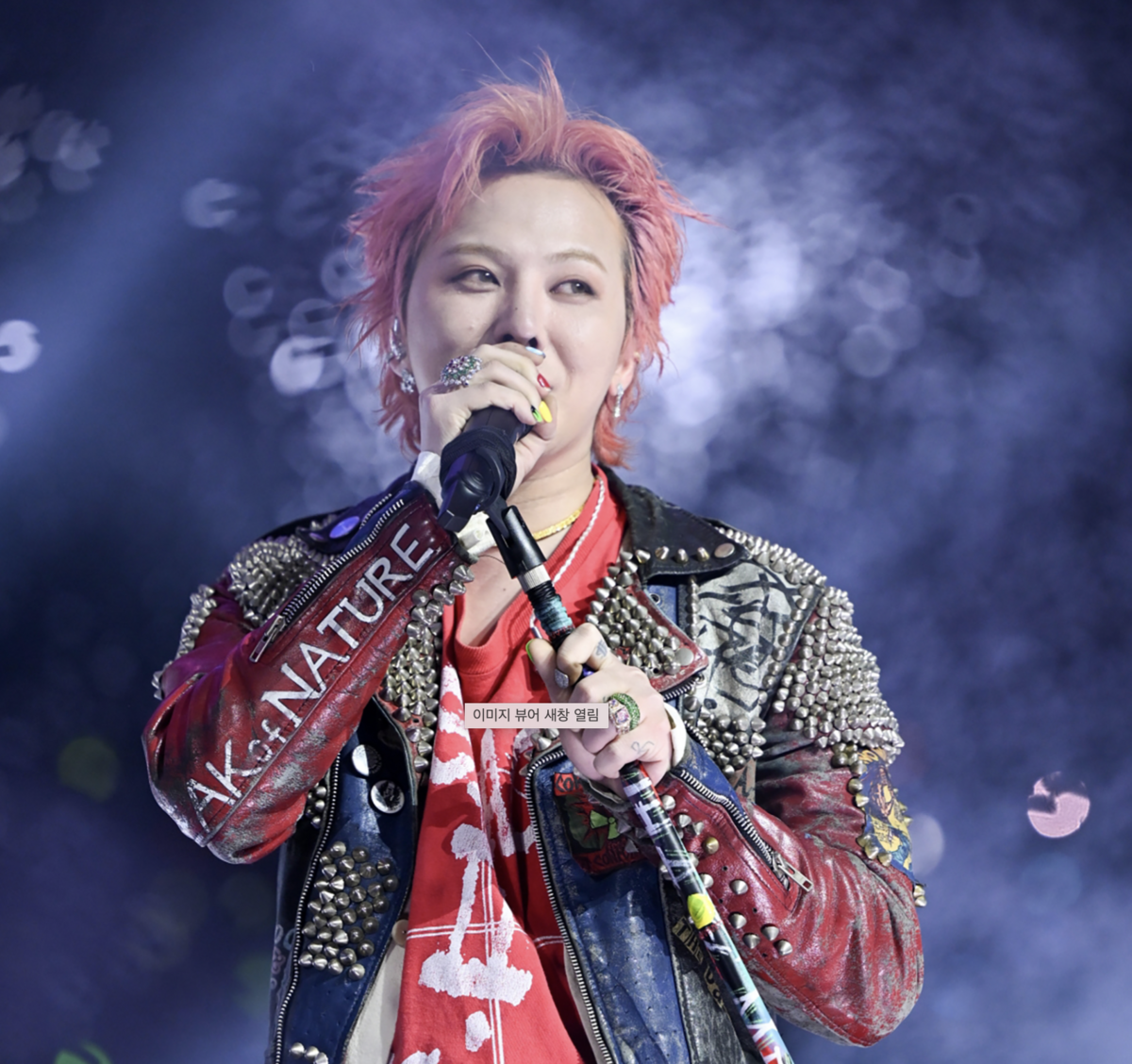GD宣布即將登上台北101舉辦多媒體藝術展《G-DRAGON MEDIA EXHIBITION : Übermensch》。 圖：攝自SBS