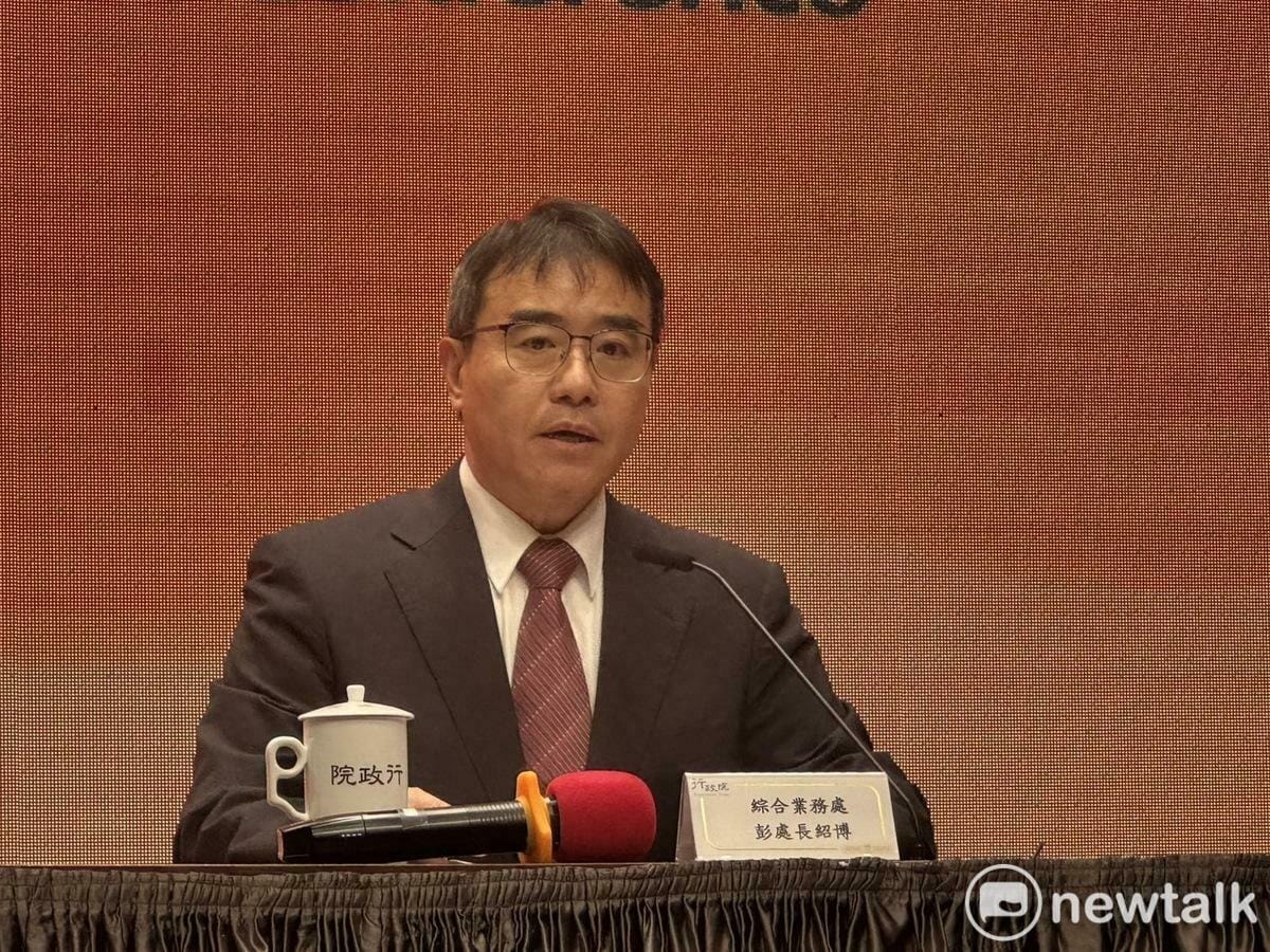 行政院綜合業務處長彭紹博今（26）日在行政院會報告「2025年元月起實施之重大政策及惠民措施。 圖：謝莉慧/攝