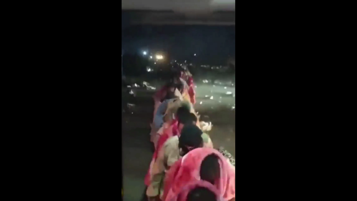 前阿薩德政權第四師的成員和軍官在布卡邁勒過境點搭乘綠色巴士，準備遣返回敘利亞。 圖:翻攝自影片