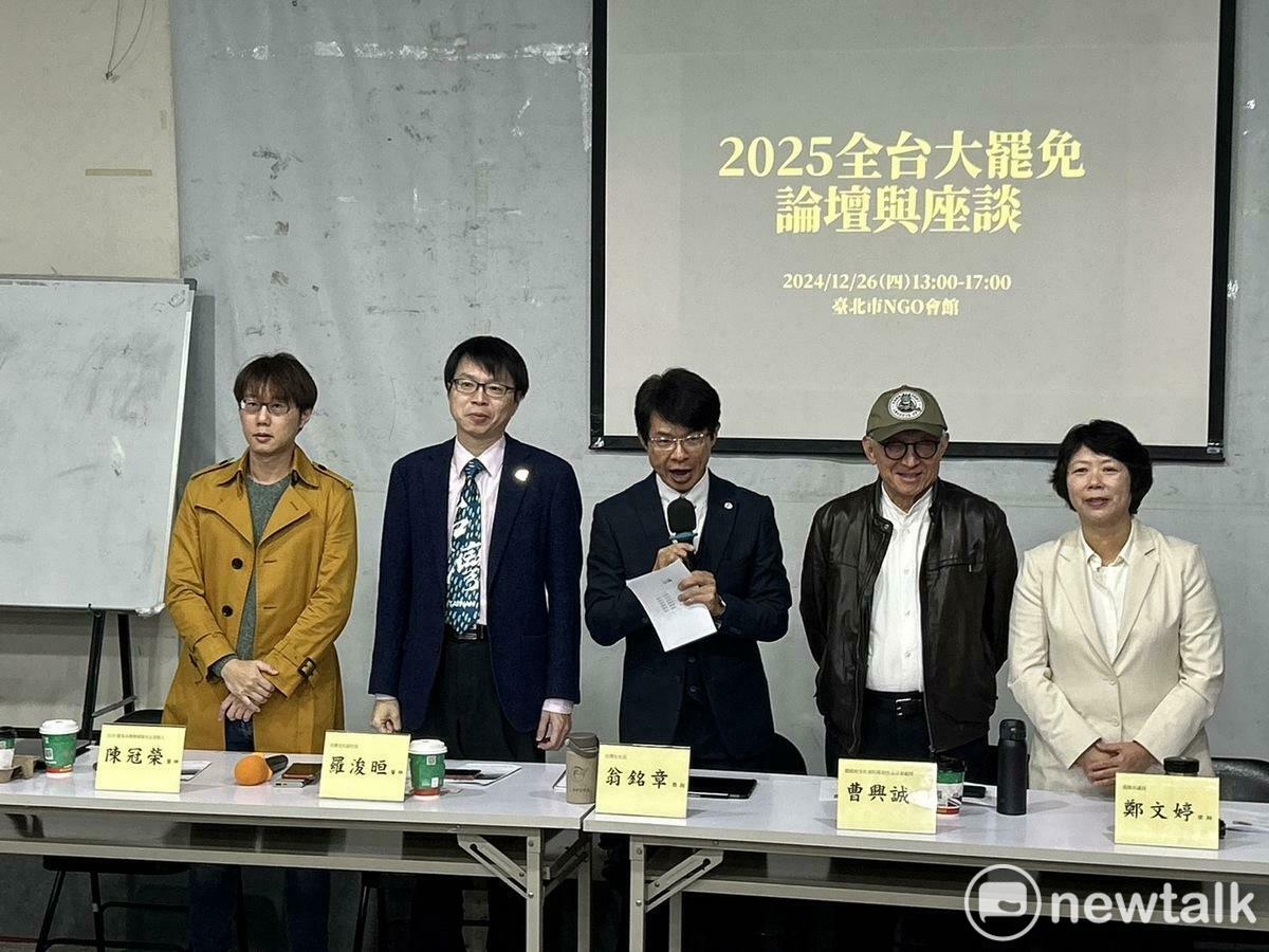 陳冠榮（左起）、羅浚晅、翁銘章、曹興誠、鄭文婷出席2025全台大罷免論壇與座談。 圖：黃宣尹攝